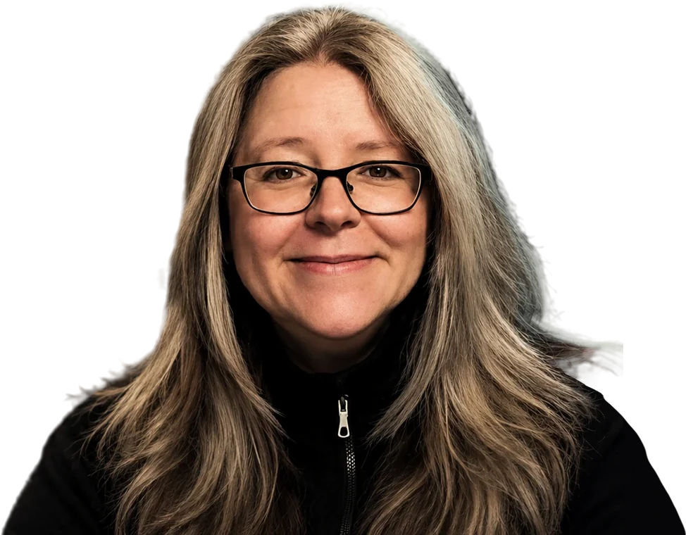 Iris Menzer, lächelnd, mit Brille und langen Haaren